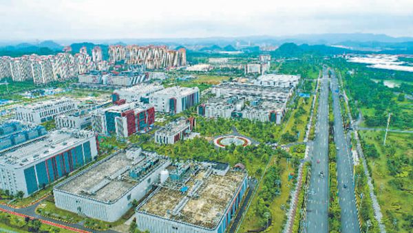 贵安新区马场科技新城汇聚了中国电信云计算贵州信息园、中国移动（贵州）数据中心、中国联通贵安云数据中心等多个大型数据中心。图为马场科技新城一角（6月16日摄）。