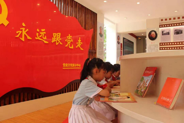 学生阅读红色读物  杨欢欢 供图.jpg