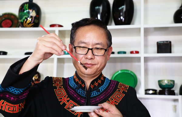 贵州省毕节市大方县高光漆器厂高光友在调漆。