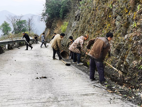 黃蓮鄉大溪河村村級公益護路隊開展農村公路管護。圖片由黃蓮鄉提供
