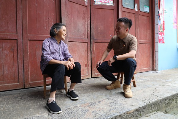 杜林（右）与村民许翠莲交流。
