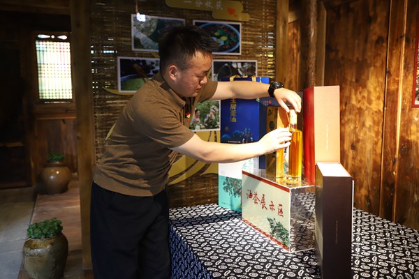 杜林在整理农产品展销馆的商品。