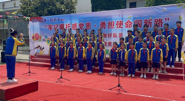 三元小學合唱表演。