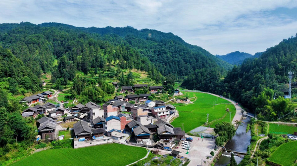 航拍鏡頭下傳統民族村寨。