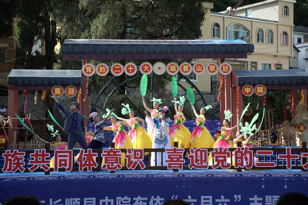 长顺少数民族同胞载歌载舞欢度“六月六”。