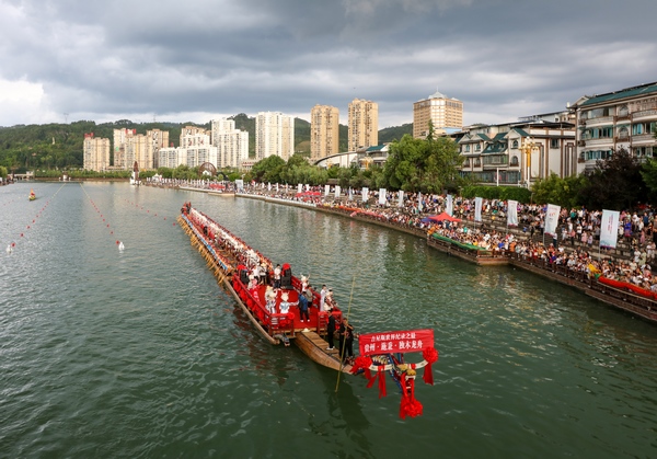 2022年7月2日，貴州省黔東南苗族侗族自治州施秉縣舉辦舉辦龍舟節，世界最長木龍舟在舞陽河上巡游。