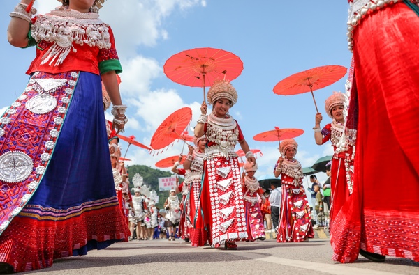 2022年7月2日，在貴州省黔東南苗族侗族自治州施秉縣舉辦的龍舟節上，當地苗族姑媽隊在巡游。