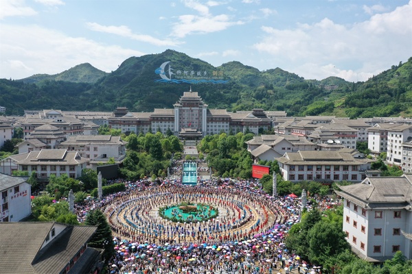 剑河县各界群众和游客徜徉在“水之圆舞曲”。戴正国摄