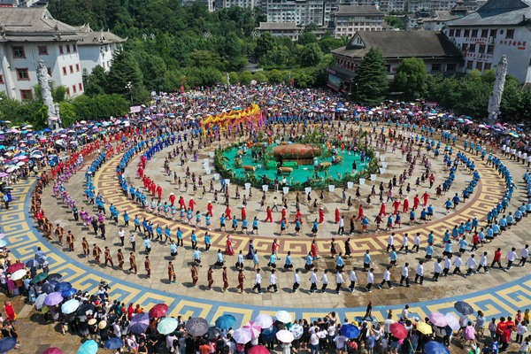 剑河县各界群众和游客徜徉在“水之圆舞曲” 。杨家孟摄
