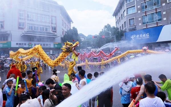 人们在贵州省剑河县“六月六”民族文化活动中参加水龙狂欢 。杨家孟摄