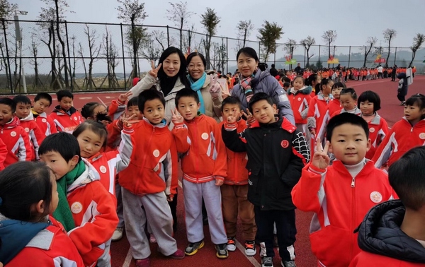 大方组三个老师和学生们一起左起阳娟。