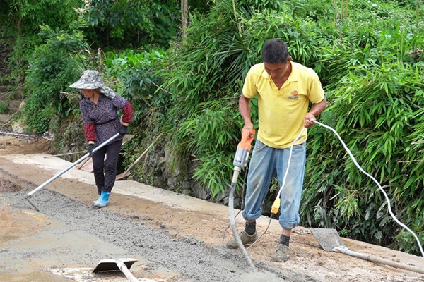 岑巩县客楼镇下寨村生活污水处理项目正在建设中。陈敏摄