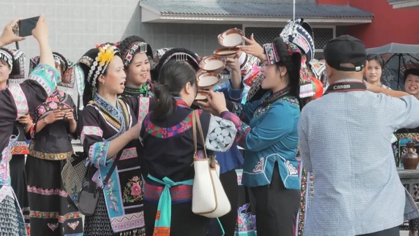 關嶺:布依兒女同歡歌 ,群眾共慶“六月六”。