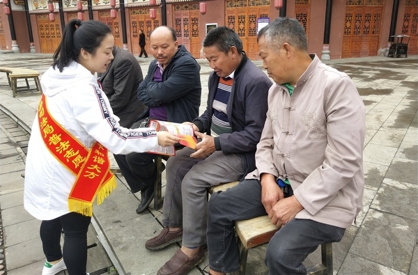 法治宣传进社区。大方县司法局供图