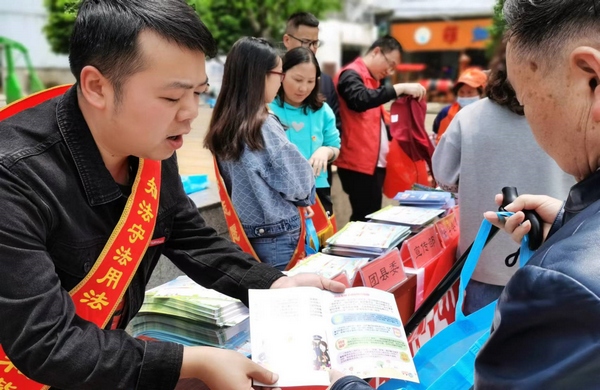 法治宣传进社区。大方县司法局 供图.jpg