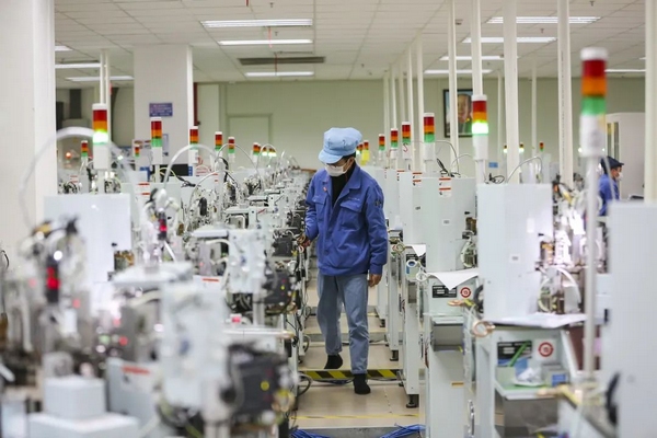 贵阳顺络迅达电子有限公司工人正在生产线上进行操作。
