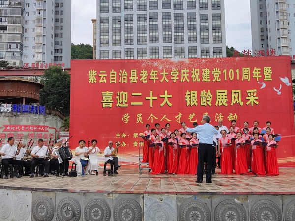 合唱《没有共产党就没有新中国》《歌唱祖国》。