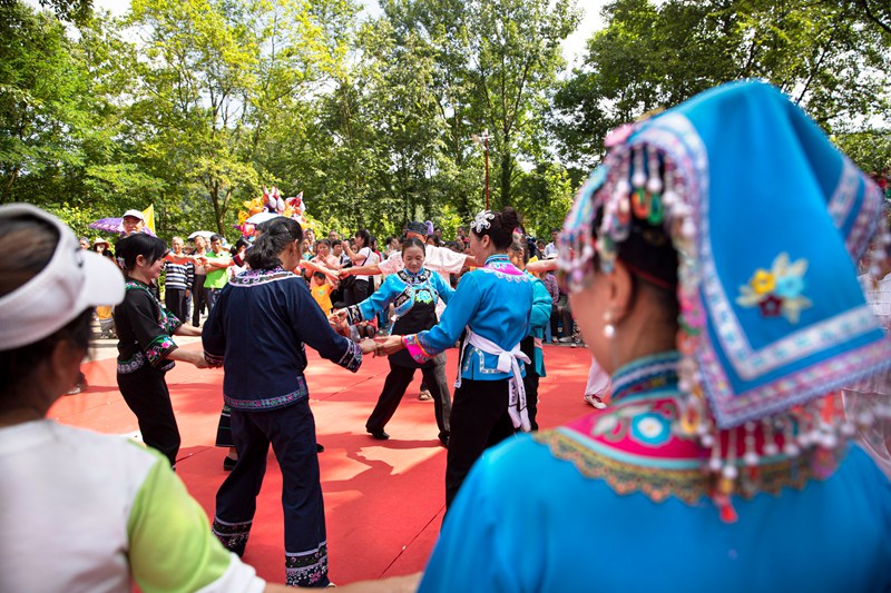 2022年7月4日，贵州省黔西市钟山镇猫山村，布依族同胞载歌载舞欢度“六月六”。