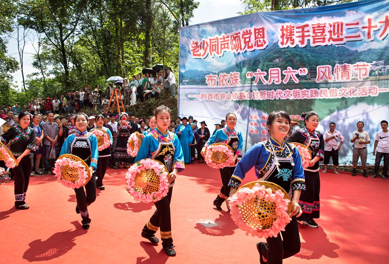 2022年7月4日，贵州省黔西市钟山镇猫山村，布依族同胞载歌载舞欢度“六月六”。