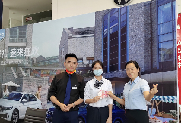 邮储银行黔东南州分行首笔信用卡汽车分期业务圆客户“购车梦”。
