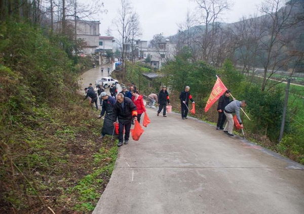 村民自愿参与环境卫生整治。