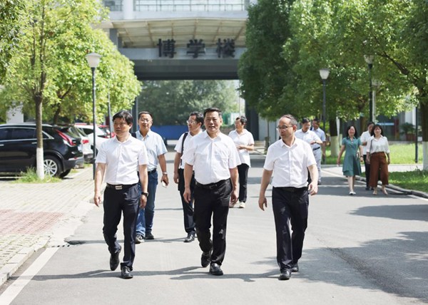 昆明理工大学党委常委、副校长易健宏（中）一行到安顺学院调研。