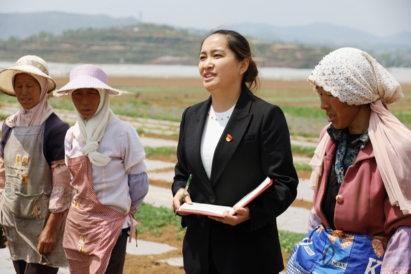 陳睿在雙龍鎮大地社區宣講省十三次黨代會精神。