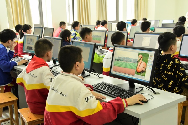 同学们在做图形编程。
