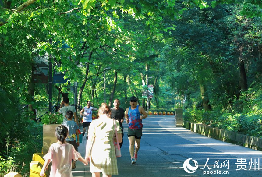 市民在阿哈湖公园游玩、跑步。人民网 顾兰云摄