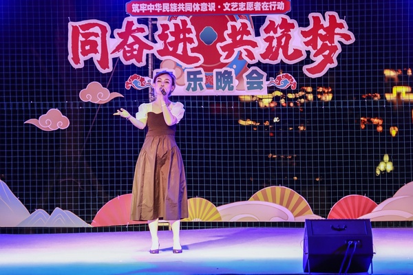 大方歌手陈瑜演唱大方原创歌曲《大方》。陈庆方摄