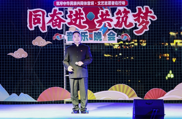 大方歌手金骏演唱歌曲《跟你走》。陈庆方摄