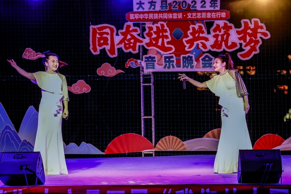 大方歌手李洁、刘正方演唱大方原创歌曲《美丽大方一枝花》。陈庆方摄