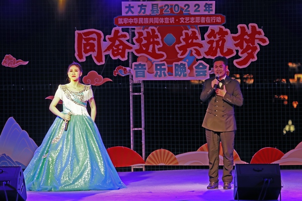 大方歌手李进、肖萍演唱歌曲《不忘初心》。陈庆方摄
