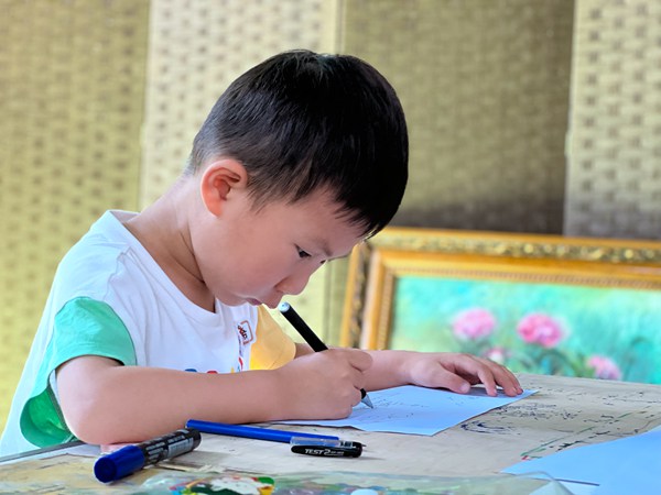 在成建的画室，孩子们专心地画画。彭光杰摄