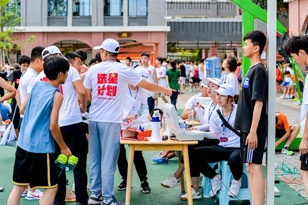 报名参加选拔的学生。