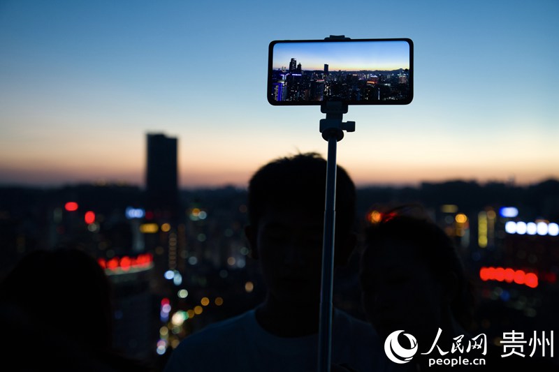 游客在觀景台拍攝夜景。人民網 顧蘭雲攝