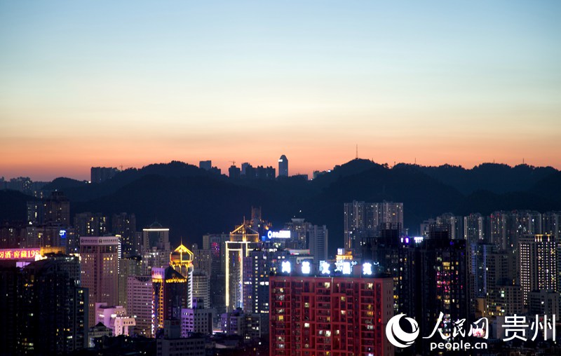 在東山寺拍攝的貴陽老城區夜景。人民網 顧蘭雲攝