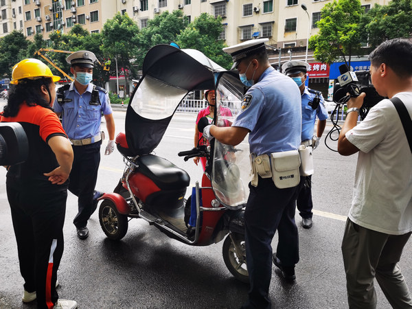 警媒联动开展夏季道路交通突出违法行为专项整治百日行动。