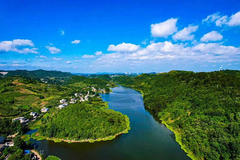 2022年7月10日，贵州省黔西市谷里镇自治村山清水秀，绿意盎然、远山、湖泊、农家、与青山绿野相映成趣，美不胜收。