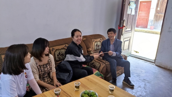 与贫困学生父母交流。