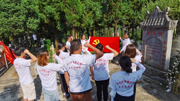 重温入党誓词。