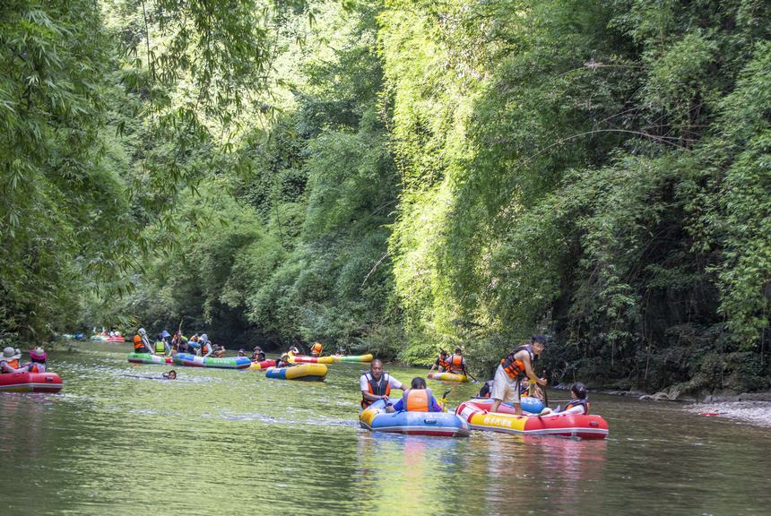 2022年7月10日，游客在贵州省黔东南苗族侗族自治州施秉县杉木河景区漂流。