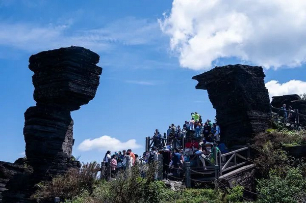 游客們在梵淨山蘑菇石景區拍照打卡 孟祥可 攝.jpg
