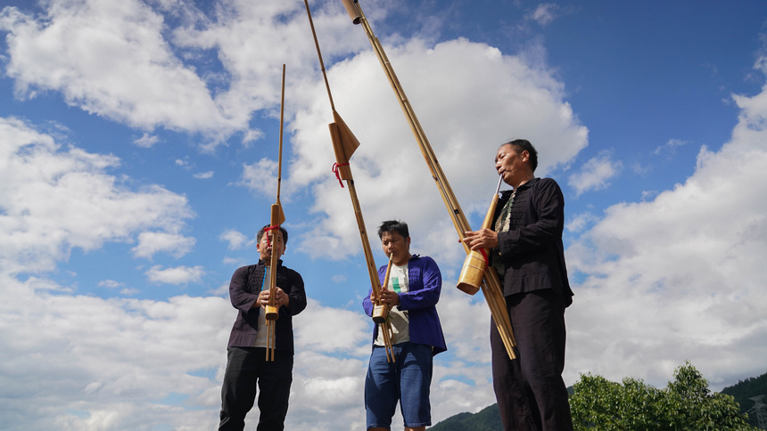 7月12日，芦笙手艺人在贵州省丹寨县排调镇麻鸟村试吹制作好的四滴水芦笙。