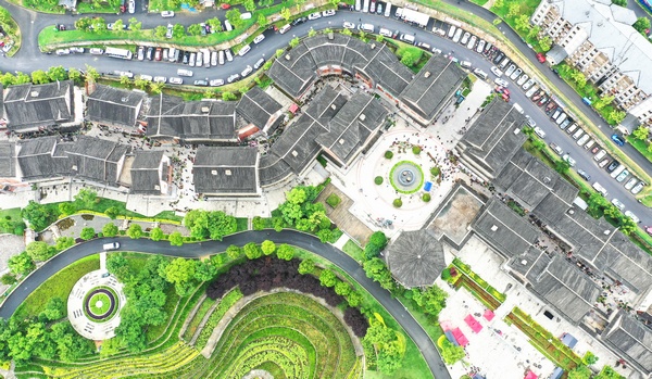 大方縣奢香古鎮端午藥市航拍。周訓貴攝
