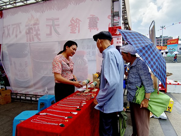 桐梓县工商业联合会（总商会）2022年商贸展销活动现场。赵兵摄 