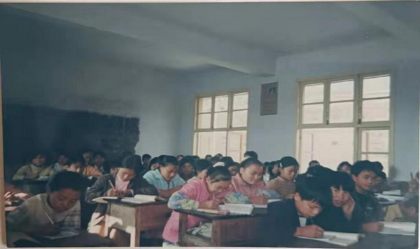 1赵怡2004年赴乡村支教班级留影。