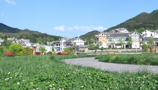 大方县兴隆乡菱角村广场。吴光林摄