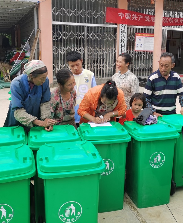 宜居乡村创建为每户配发垃圾桶。