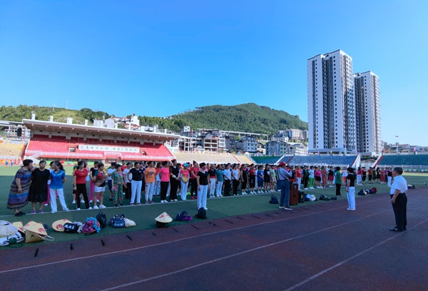 7月13日清晨，200余名廣場舞愛好者在石阡縣體育場接受為期兩天的廣場舞培訓。譚文斌 攝